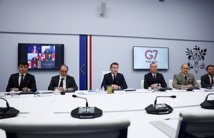 الدولار
      يكتسح
      الأسواق
      العالمية
      ويحلق
      قرب
      ذروة
      2026