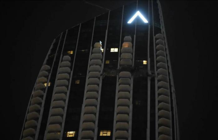 «الربع
      الخالي»...
      مخزن
      الطاقة
      ومقبرة
      المسيّرات
      المُعادية