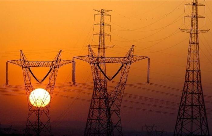 إعادة التيار الكهربائي إلى مناطق بالكويت متأثرة بخروج خطوط نقل عن الخدمة نتيجة سقوط شظايا