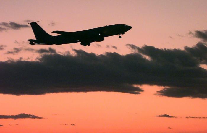 "لم يكن نتيجة نيران معادية أو صديقة".. الجيش الأمريكي يعلن عن سقوط طائرة تزويد بالوقود في العراق