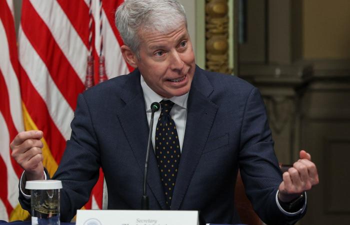 بعد منشور غير صحيح له حول مرافقة الناقلات في مضيق هرمز.. وزير أمريكي: "أتحمّل المسؤولية"