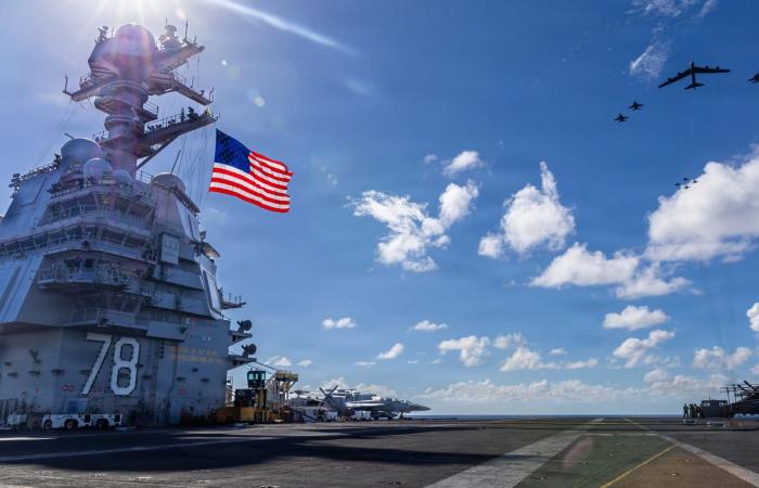 الجيش الأمريكي: حريق بغرفة غسيل الملابس في أكبر حاملة طائرات يُسفِر عن إصابة بحارين