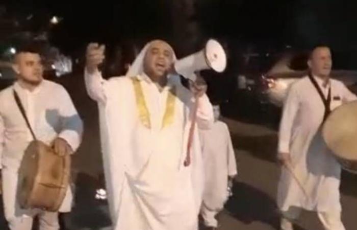 فوق
      دويّ
      الحرب
      يرتفع
      صوت
      المسحراتي
      موقظاً
      الصائمين
      في
      لبنان