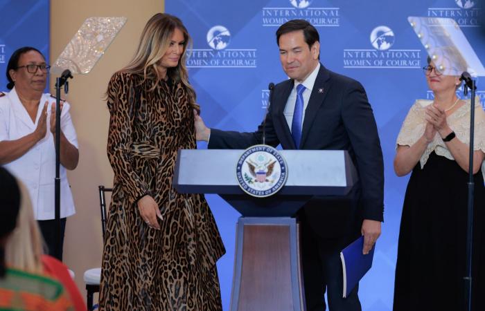 نقشة النمر..هكذا أطلّت ميلانيا ترامب برفقة الرئيس الأمريكي بالبيت الأبيض