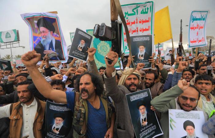 الحوثي
      يصطفّ
      مع
      إيران
      ويتحاشى
      إعلان
      الدخول
      في
      الحرب