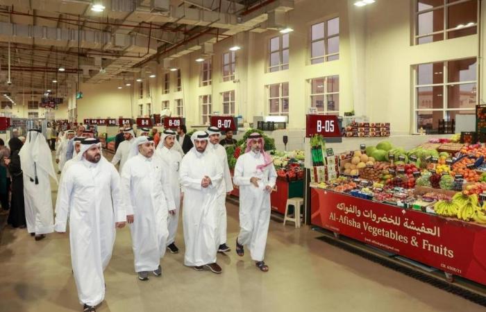 سعادة وزير البلدية يقوم بجولة تفقدية للتأكد من توفر المنتجات الزراعية واستقرار السوق