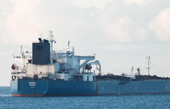 إدارة ترامب ترفع مؤقتاً العقوبات المفروضة على النفط الروسي العالق في البحر