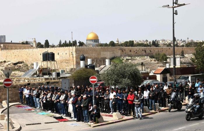 مئات الفلسطينيين يصلون الجمعة بمحيط الأقصى مع استمرار الاحتلال إغلاق المسجد