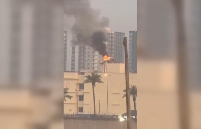 فيديو يُظهر تصاعد الدخان من محيط السفارة الأمريكية في بغداد