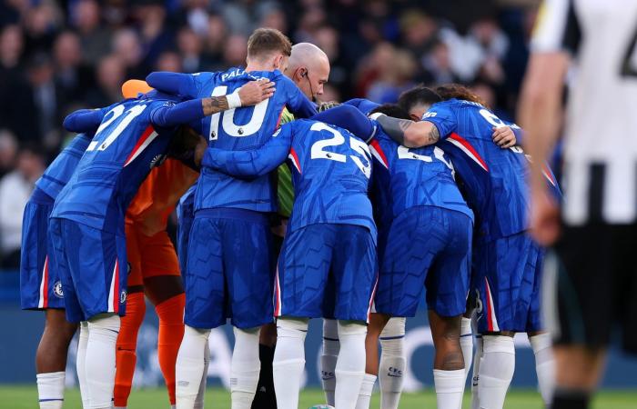 أغرب وقائع البريميرليغ.. لاعبو تشيلسي يتجمعون حول الحكم قبل بداية مباراتهم مع نيوكاسل