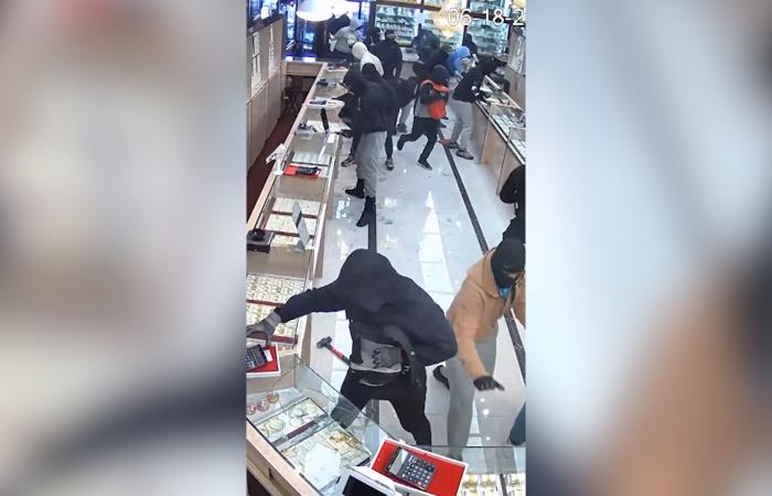 في 70 ثانية فقط.. لصوص يسرقون مجوهرات بـ1.7 مليون دولار من متجر في كاليفورنيا