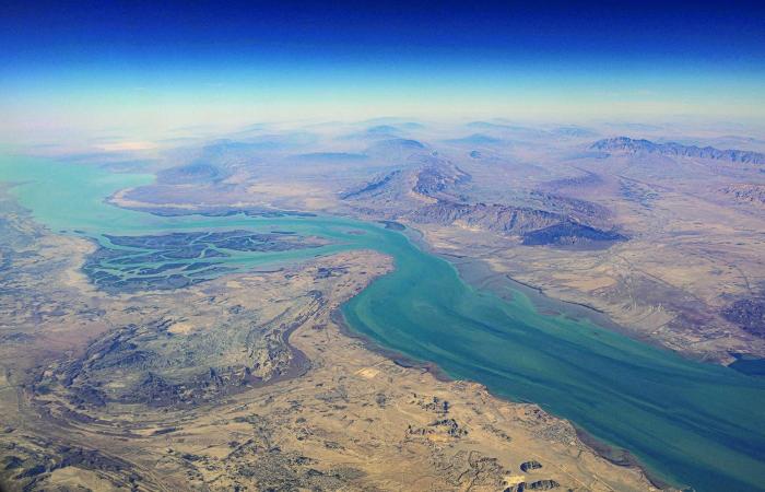 المواجهة
      البحرية
      تشتد
      والجزر
      مسرحها