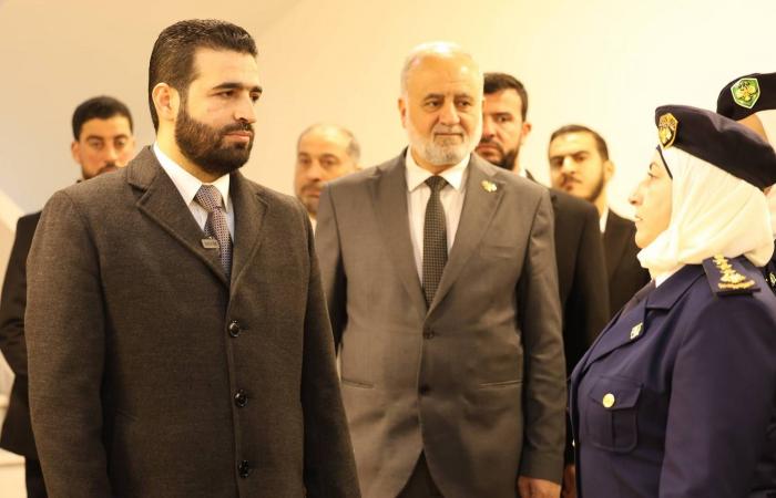 افتتاح
      «معهد
      الشرطة
      النسائية»
      في
      دمشق
      وترقية
      ضابطة
      منشقة