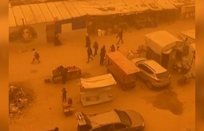 عاصفة رملية في غزة تُدمر مخيمات الفلسطينيين النازحين.. وتحول السماء إلى لون برتقالي فاقع