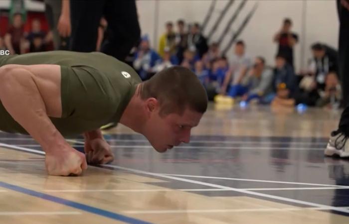 رياضة تحاكي حركة الفقمة على الجليد.. رجل يسجل رقما قياسيا عالميا في "القفز على المفاصل"