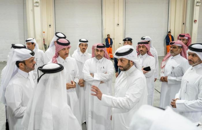 وزير البلدية يتفقد إدارة الجمارك البرية بمنفذ أبو سمرة لمتابعة تدقيق شحنات المواد الغذائية