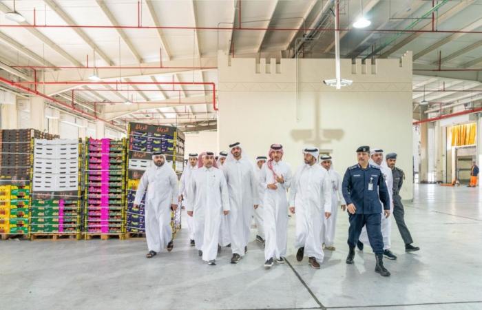 وزير البلدية يتفقد إدارة الجمارك البرية بمنفذ أبو سمرة لمتابعة تدقيق شحنات المواد الغذائية