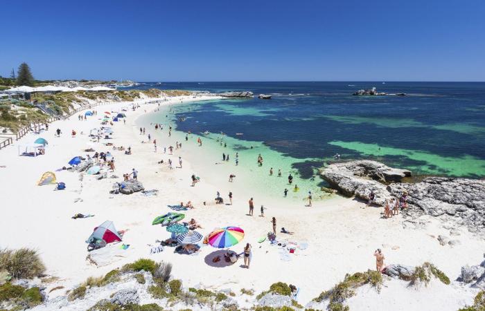 سياح يخيمون فوق قبور مجهولة.. نظرة على التاريخ المظلم وراء جزيرة تبدو عادية في أستراليا