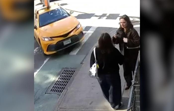 كاميرا ترصد لحظة مرعبة.. سيارة أجرة تدهس امرأتين على رصيف في نيويورك