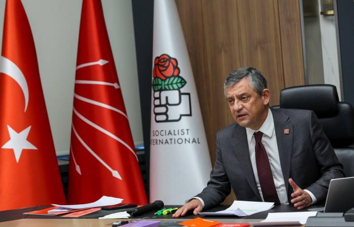 تركيا:
      زعيم
      المعارضة
      يقترح
      فرض
      «الإقامة
      الجبرية»
      على
      إمام
      أوغلو