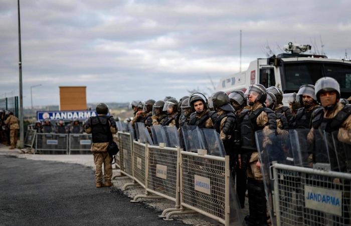 تركيا:
      زعيم
      المعارضة
      يقترح
      فرض
      «الإقامة
      الجبرية»
      على
      إمام
      أوغلو