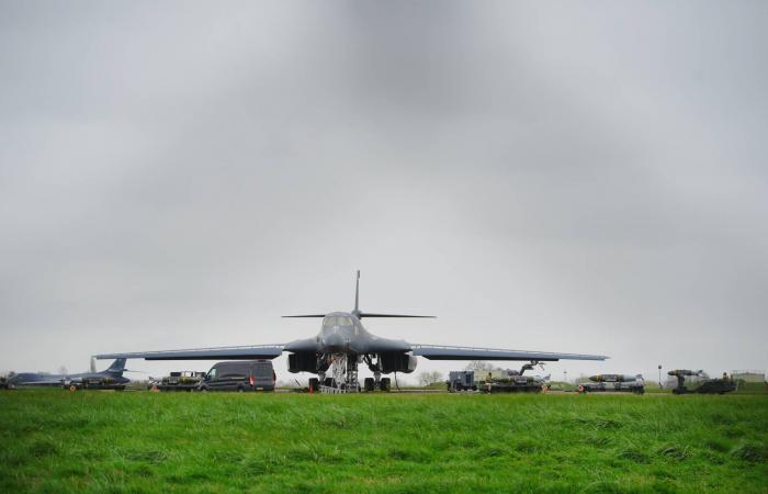 إعجاب
      وقلق
      من
      القاذفات
      الأميركية
      في
      قاعدة
      عسكرية
      بريطانية