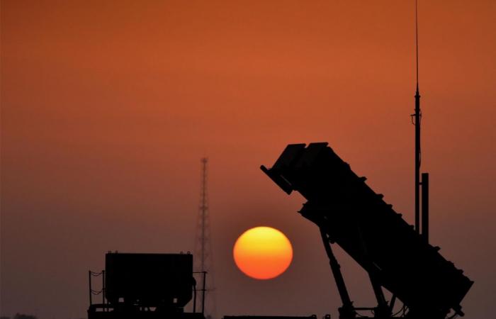 الدفاعات
      الخليجية
      تسقط
      عشرات
      الصواريخ
      والمسيرات
      الإيرانية