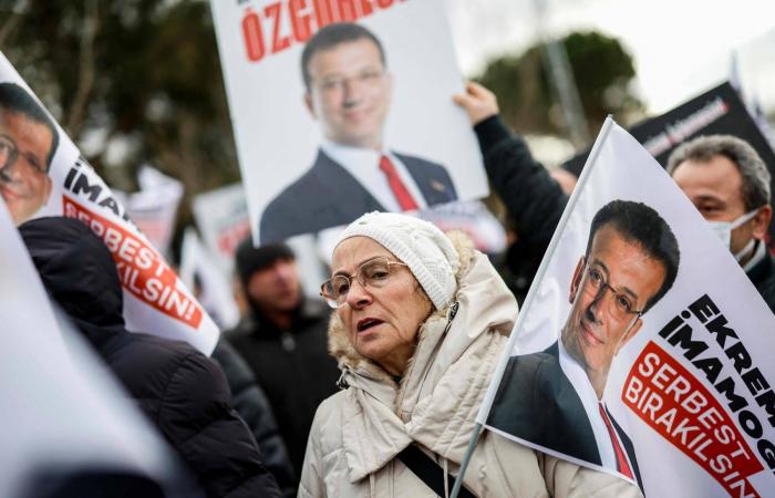 تركيا:
      زعيم
      المعارضة
      يقترح
      فرض
      «الإقامة
      الجبرية»
      على
      إمام
      أوغلو