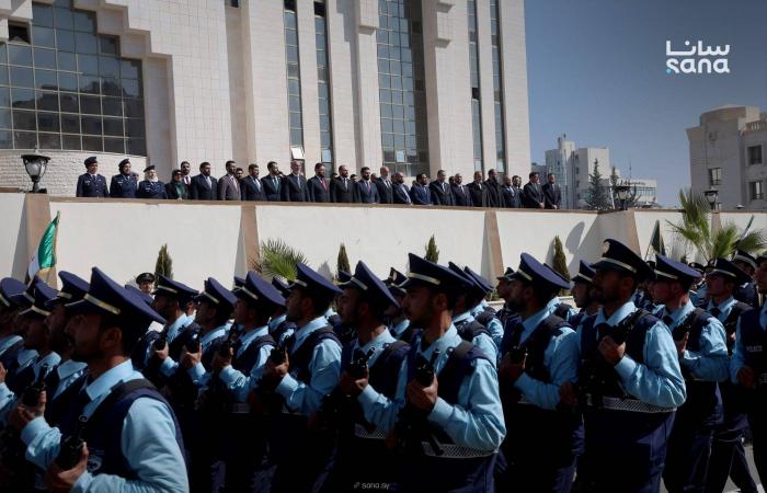 تخريج
      2000
      عنصر
      من
      المنتسبين
      الجدد
      للأمن
      السوري
      «بإطلالة
      بصرية
      محدّثة»