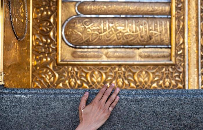 رمضان
      يرفع
      إيقاع
      العطر...
      35
      مبخرة
      يومياً
      و13
      ألف
      لتر
      لتعطير
      المسجد
      الحرام