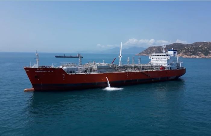 مراسل CNN يلقي نظرة قرب ناقلة بأحد أكثر الممرات المائية ازدحاماً في العالم