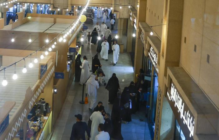 أسواق
      وسط
      الرياض
      تسجل
      أعلى
      معدل
      في
      تاريخها
      لشراء
      مستلزمات
      العيد