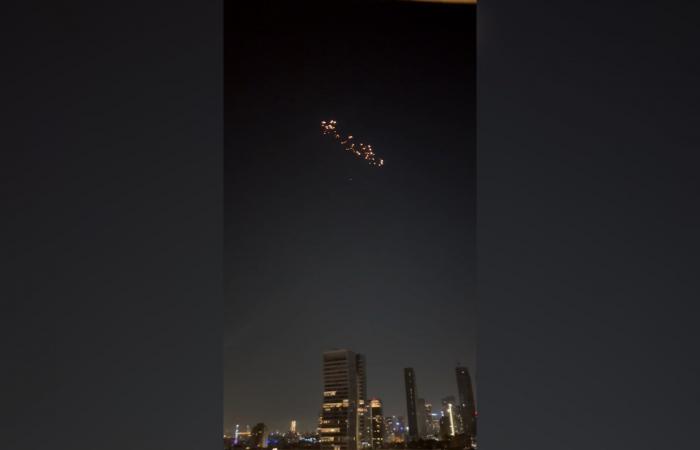 هجوم صاروخي إيراني مميت يستهدف تل أبيب.. شاهد آثار الضربات