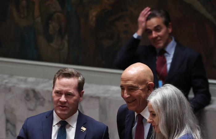 أول
      طابع
      بريدي
      تذكاري
      في
      الذكرى
      الـ
      15
      لانطلاق
      الثورة
      السورية