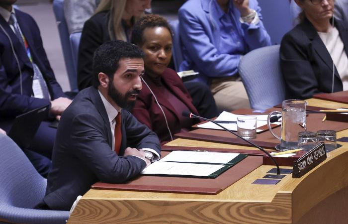 أول
      طابع
      بريدي
      تذكاري
      في
      الذكرى
      الـ
      15
      لانطلاق
      الثورة
      السورية