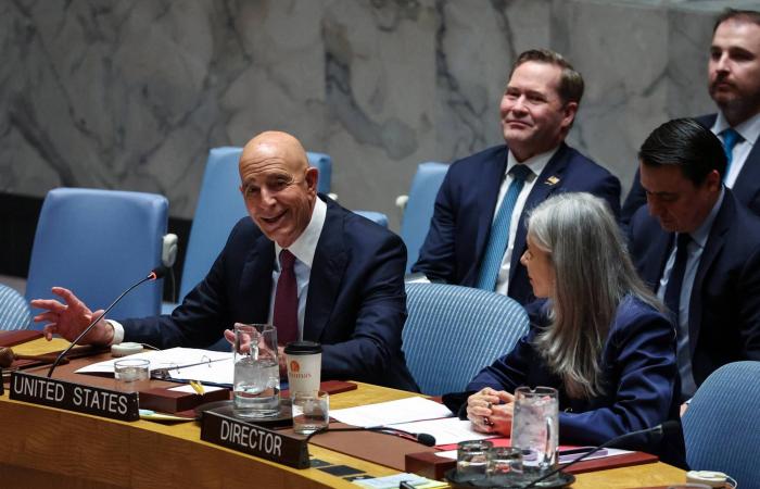 أول
      طابع
      بريدي
      تذكاري
      في
      الذكرى
      الـ
      15
      لانطلاق
      الثورة
      السورية