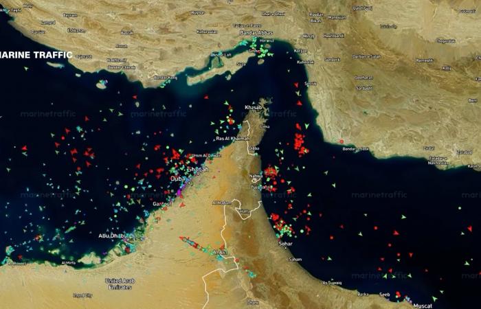ما الذي يحدث حقًا في مضيق هرمز؟ إليكم ما كشفته بيانات الملاحة