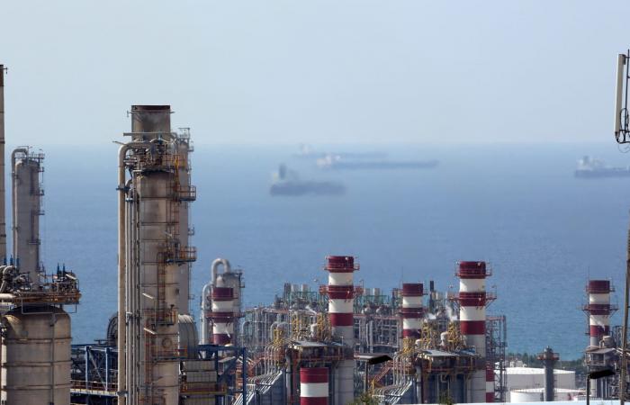 الحرس الثوري الإيراني يصدر تحذيرًا ويدعو لإخلاء منشآت النفط بالخليج