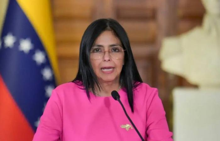  رئيسة فنزويلا بالوكالة تعلن إقالة وزير الدفاع