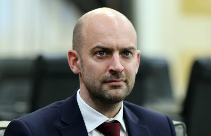 وزير
      الخارجية
      الفرنسي
      في
      بيروت:
      «تضامن»
      وتأكيد
      على
      استمرار
      المساعي