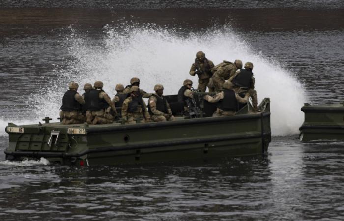 أنباء
      عن
      رصد
      مسيّرات
      فوق
      قاعدة
      يقيم
      فيها
      روبيو
      وهيغسيث