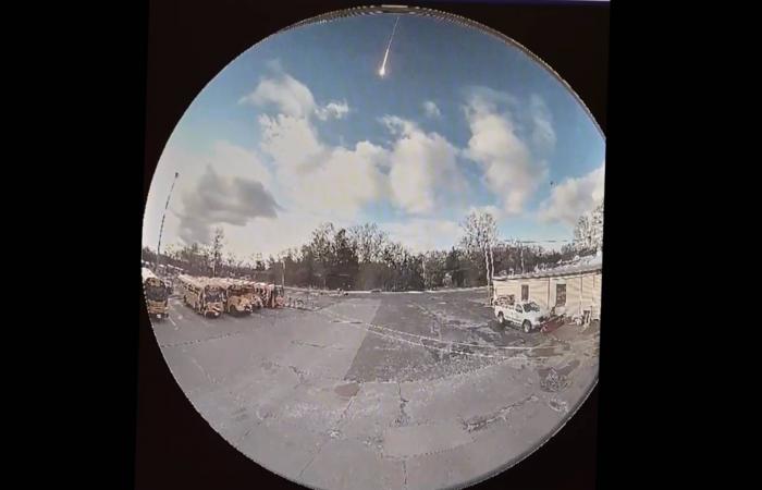 ما
      الذي
      حدث
      في
      سماء
      أميركا؟
      دويّ
      غامض
      وكرة
      نارية
      يثيران
      تساؤلات