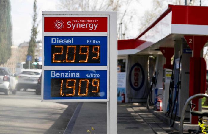 «حرب
      المنشآت»
      تشعل
      أسواق
      الطاقة
      وتطغى
      على
      «بريق»
      الذهب