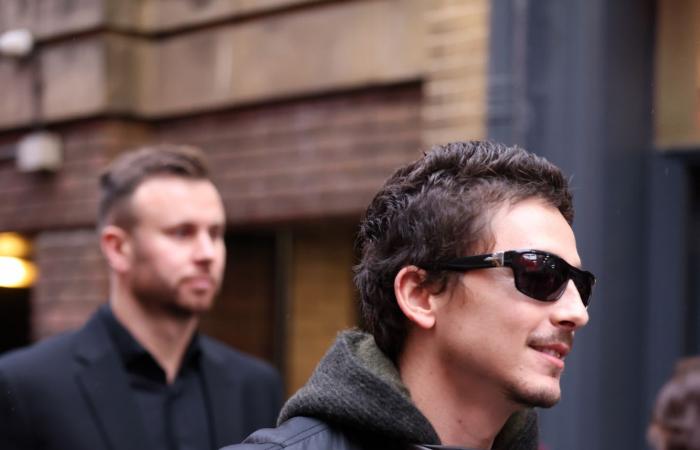 هاري ستايلز يحمل أكثر حقيبة مرغوبة عالميًّا.. من صمّمها؟