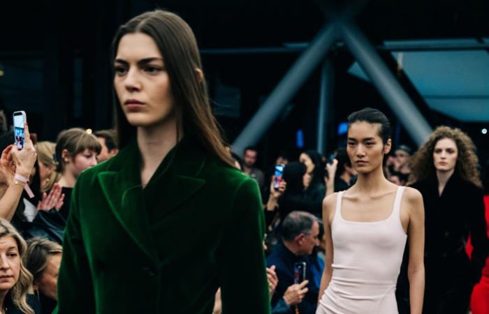 عروض بلا هواتف.. باريس تُحيي روح التسعينيات في أسبوع الموضة