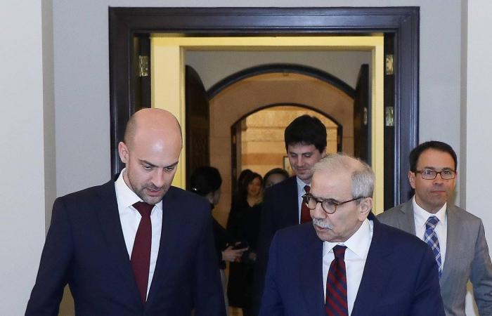 «الناتو»
      يغادر
      بغداد...
      «مؤقتاً»