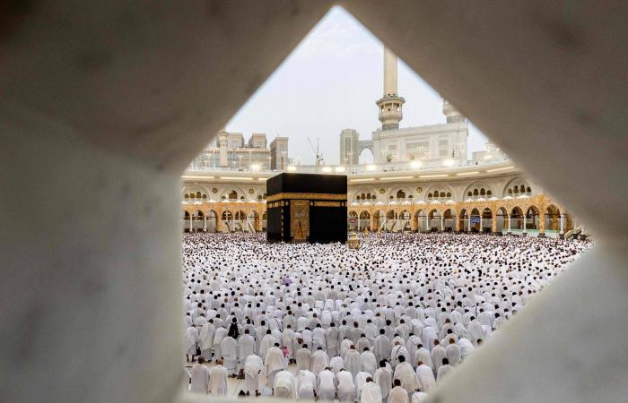 عيد
      الفطر
      هذا
      العام...
      بهجة
      متردِّدة
      وأملٌ
      لا
      ينطفئ