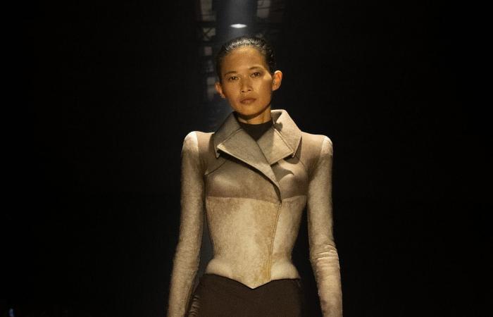 عروض بلا هواتف.. باريس تُحيي روح التسعينيات في أسبوع الموضة