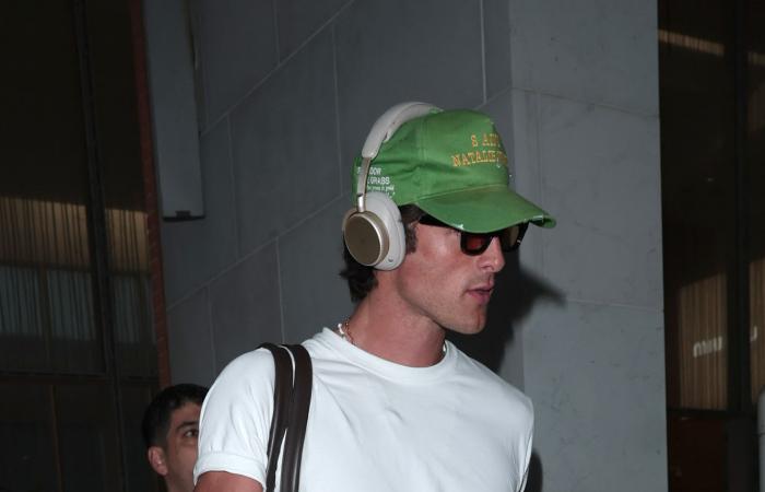 هاري ستايلز يحمل أكثر حقيبة مرغوبة عالميًّا.. من صمّمها؟