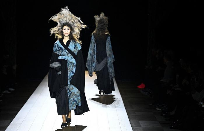 عروض بلا هواتف.. باريس تُحيي روح التسعينيات في أسبوع الموضة